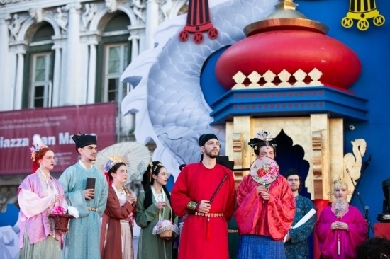  2024年2月13日，在意大利威尼斯，志愿者身著漢服進(jìn)行表演。新華社記者 李京 攝