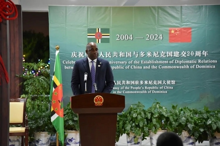 多米尼克總理斯凱里特在中多建交20周年招待會上致辭。中國駐多米尼克大使館供圖