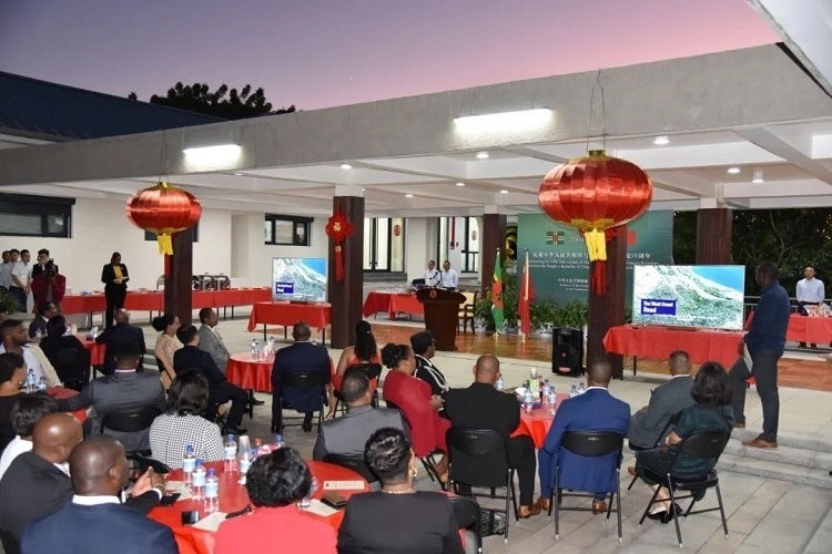 當(dāng)?shù)貢r間3月13日，慶祝中國與多米尼克建交20周年招待會在中國駐多大使館舉行。中國駐多米尼克大使館供圖