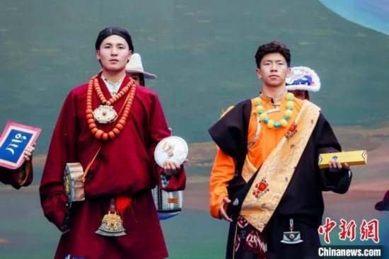 圖為身著民族服飾的演員們展示果洛特產。 果洛州文體旅游廣電局 供圖