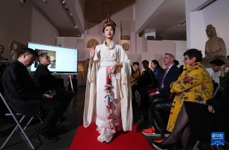 3月13日，在位于法國巴黎的吉美國立亞洲藝術博物館，模特展示敦煌復原服飾。新華社記者 高靜 攝