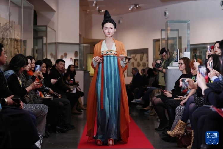 3月13日，在位于法國巴黎的吉美國立亞洲藝術博物館，模特展示敦煌復原服飾。新華社記者 高靜 攝
