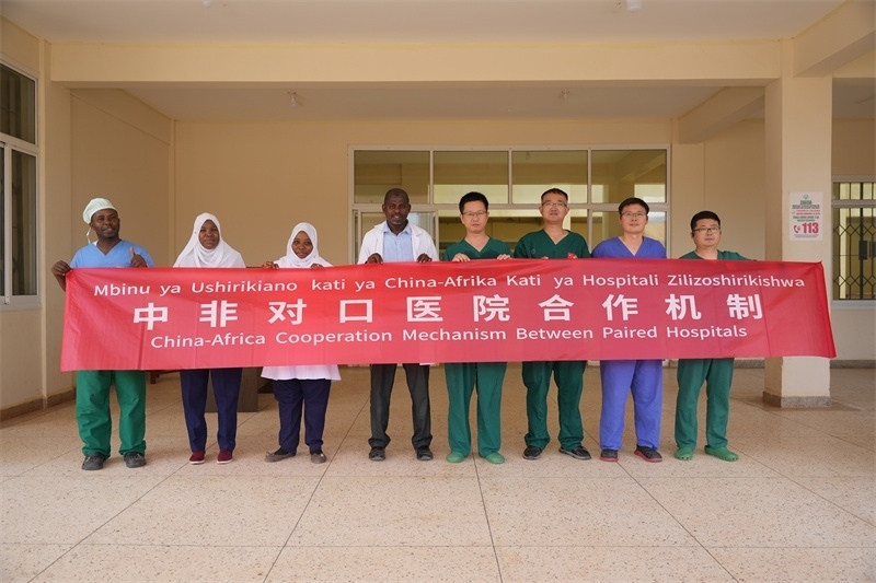 醫(yī)療隊(duì)隊(duì)隊(duì)員和基文吉區(qū)醫(yī)院院長（左四）及醫(yī)護(hù)人員合影。中國援桑醫(yī)療隊(duì)供圖