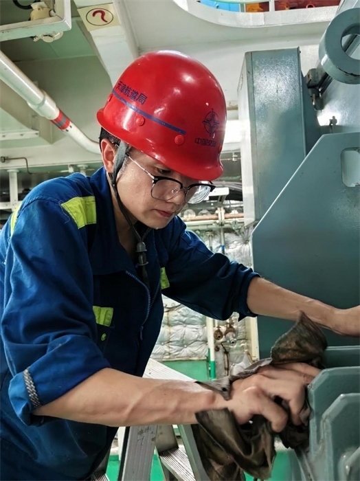 “天鯤號(hào)”工作人員正在對(duì)設(shè)備進(jìn)行清潔維護(hù)?！疤祧H號(hào)”供圖