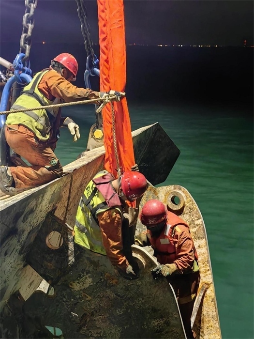工作人員正在修理橫移錨纜。 “天鯤號(hào)”供圖