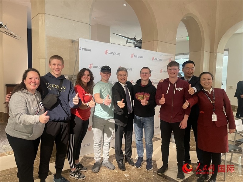 師生們出發(fā)前與國航工作人員合影留念。人民網(wǎng)記者 鄧圩攝