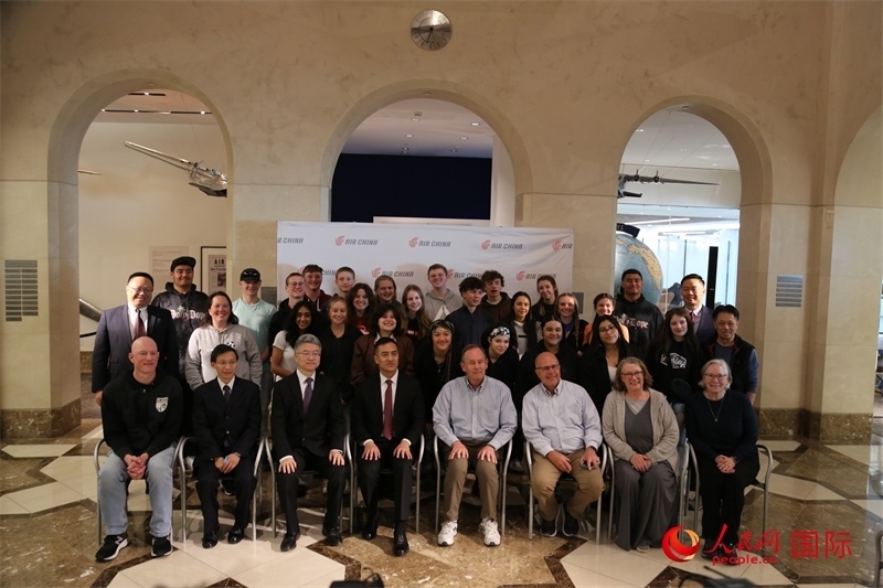 美國高中學(xué)生交流團(tuán)全體與前來送行的各方代表合影。人民網(wǎng)記者 鄧圩攝