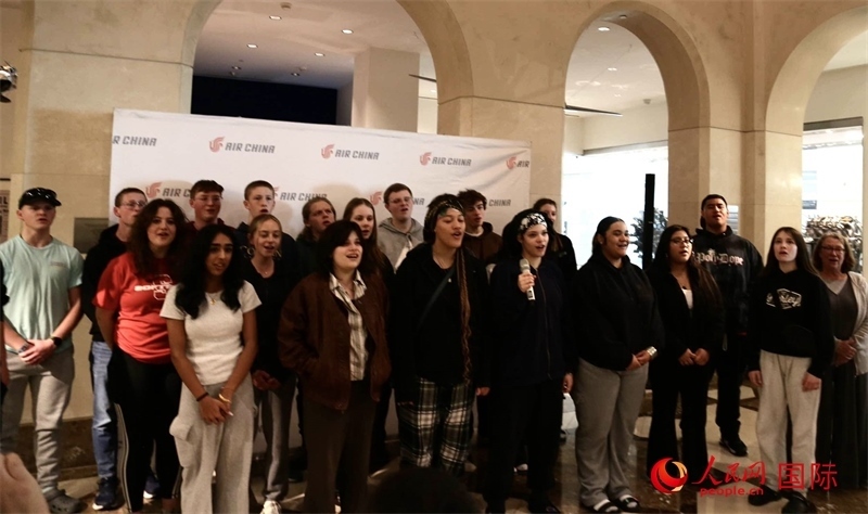 全體美國高中生合唱《希望的田野》。人民網(wǎng)記者 鄧圩攝