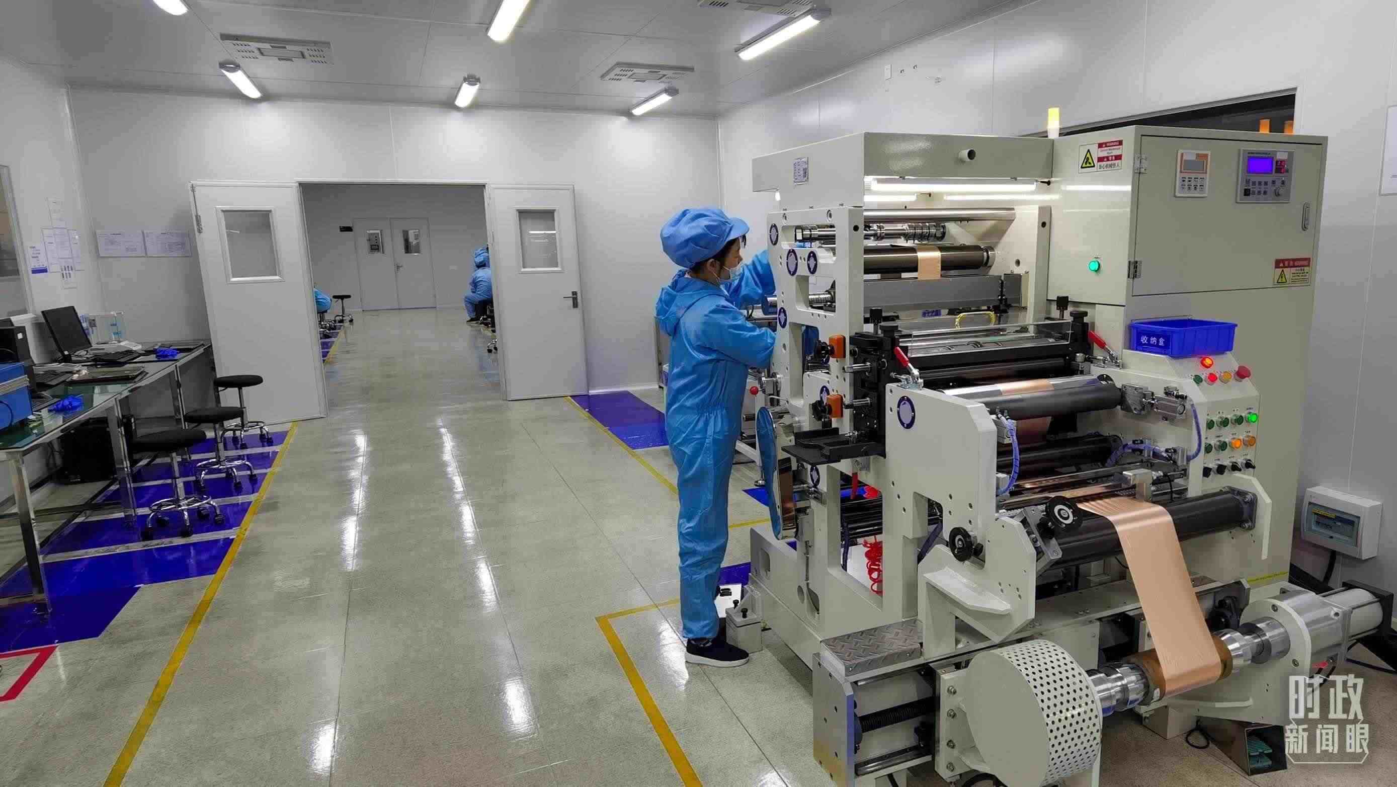 △企業(yè)員工將冷壓后的極片裁出規(guī)定尺寸，用于鋰電池制作。（總臺(tái)央視記者郭鴻拍攝）