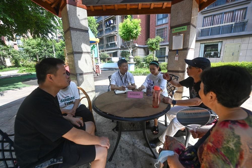 △2023年7月21日，在位于浙江杭州臨安區(qū)錦南街道水岸陽(yáng)光小區(qū)的陽(yáng)光議事廳，街道干部在聽取居民們反映的問題及意見。