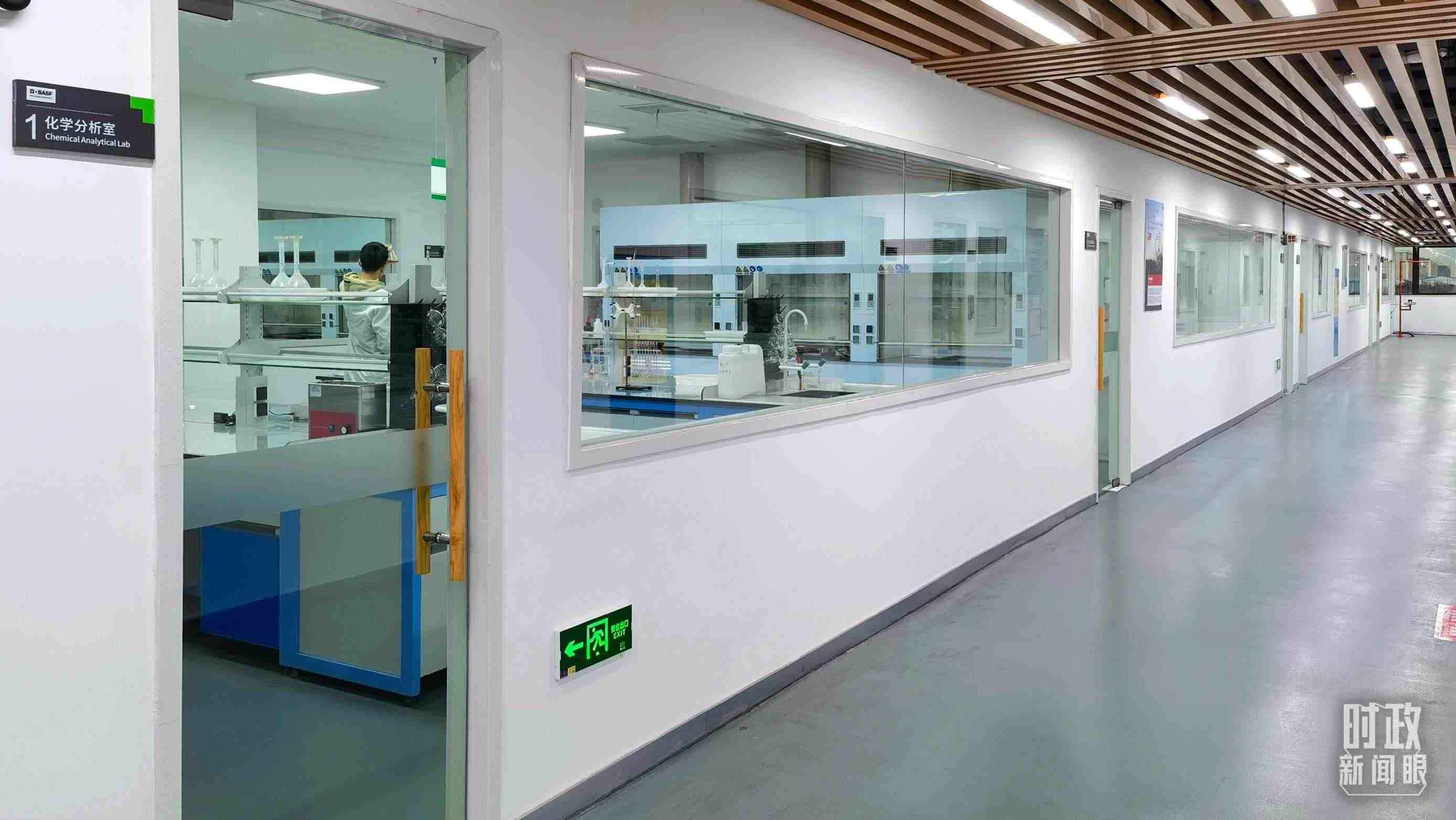 △巴斯夫杉杉電池材料有限公司化學(xué)分析室。（總臺(tái)央視記者石丞拍攝）
