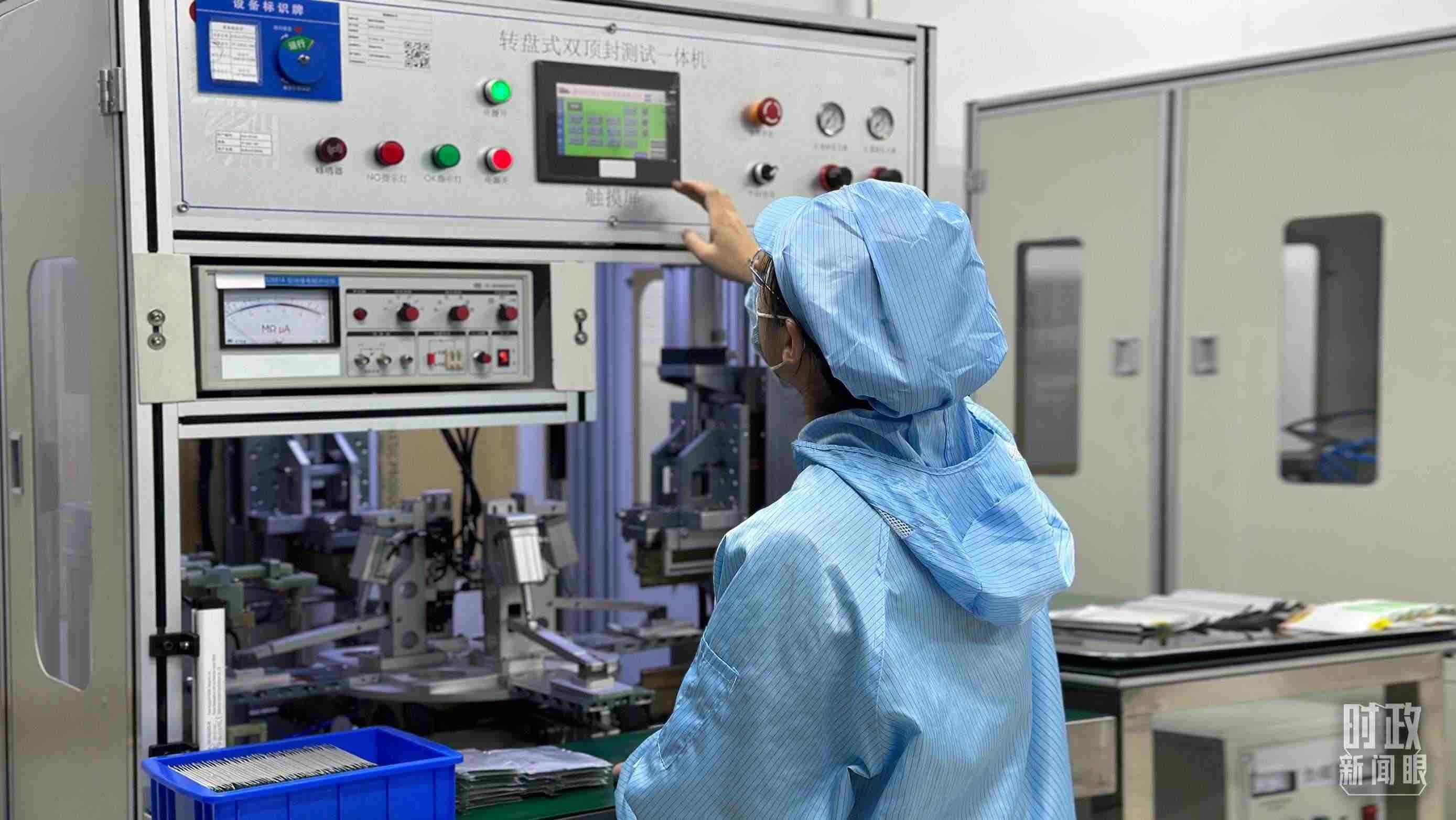 △企業(yè)電池技術(shù)中心內(nèi)，員工正在進(jìn)行電池封裝。（總臺(tái)央視記者盧心雨拍攝）