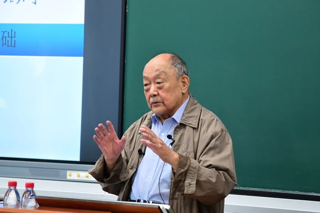 91歲的楊士莪院士“一站到底”為學生授課。哈爾濱工程大學供圖