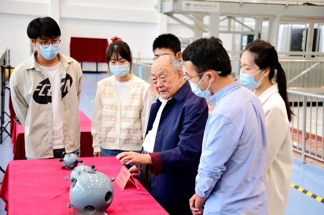 楊士莪院士在實驗室指導學生。哈爾濱工程大學供圖