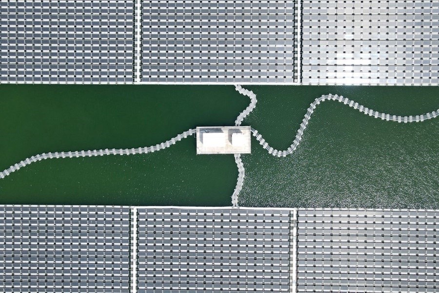 2022年8月25日拍攝的潁上縣毛圩水上光伏電站（無人機照片）。近年來，安徽省阜陽市潁上縣古城鎮(zhèn)積極推進采煤沉陷區(qū)治理工作，將昔日的采煤沉陷區(qū)建設成水上光伏電站，既減少占用土地面積，又能生產清潔能源。