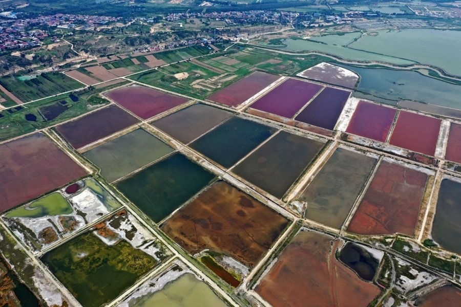 這是2023年7月11日拍攝的山西運城鹽湖一角（無人機照片）。按照“生態(tài)優(yōu)先、保護為主、適度開發(fā)”的原則，2020年9月，運城市全面停止鹽湖范圍內的工業(yè)生產活動。近年來，千年鹽湖正在向生態(tài)保護、風貌重塑、產業(yè)轉型、全域旅游的“綠色發(fā)展”轉變。