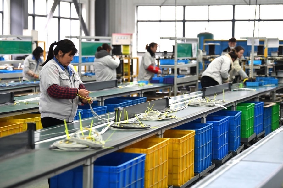 2022年2月16日，工作人員在安徽省滁州市汊河軌道交通裝備產業(yè)園的一家軌道交通裝備企業(yè)生產線上忙碌。安徽省滁州市來安縣汊河鎮(zhèn)地處皖蘇交界，緊鄰南京市江北新區(qū)。近年來，來安縣成為承接南京產業(yè)轉移的前沿陣地，汊河這個曾經的傳統(tǒng)農業(yè)小鎮(zhèn)緊抓機遇，開始深度融入長三角，參與產業(yè)協(xié)作分工。產業(yè)園吸引了越來越多長三角地區(qū)軌道交通企業(yè)入駐，形成了鐵路客車、城際軌道零部件研發(fā)、生產、銷售的產業(yè)集群。