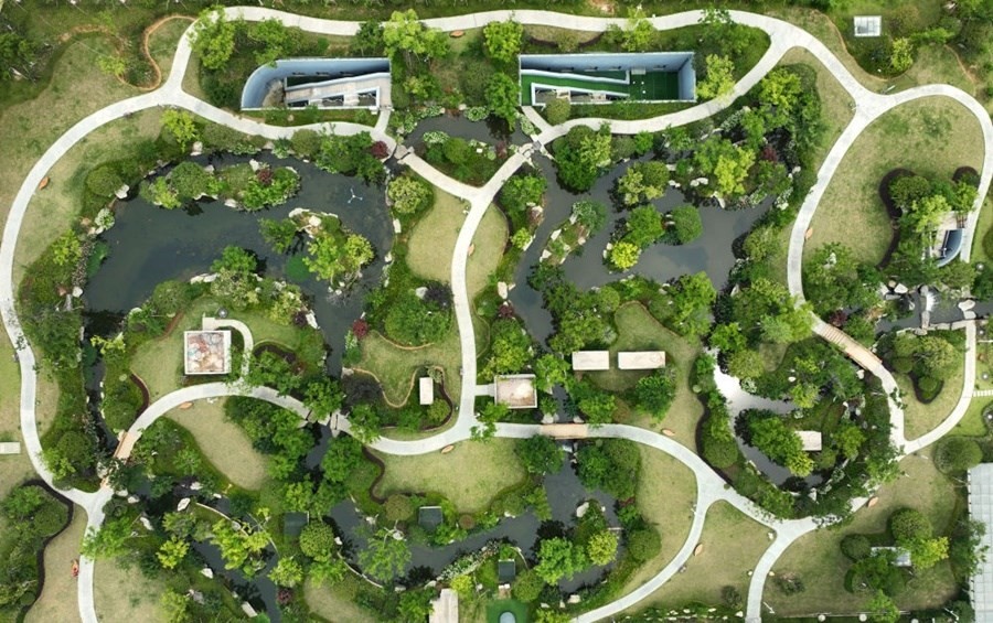 這是2023年6月15日拍攝的以“地上花園+地下治污”設計理念建設的九江市雙溪公園（無人機照片）。近年來，江西省九江市啟動中心城區(qū)水環(huán)境綜合整治工程，通過地下污水治理、岸線生態(tài)修復、興建“公園式”污水處理廠、城市智慧管網管控等措施，改善水環(huán)境，城市面貌煥然一新。