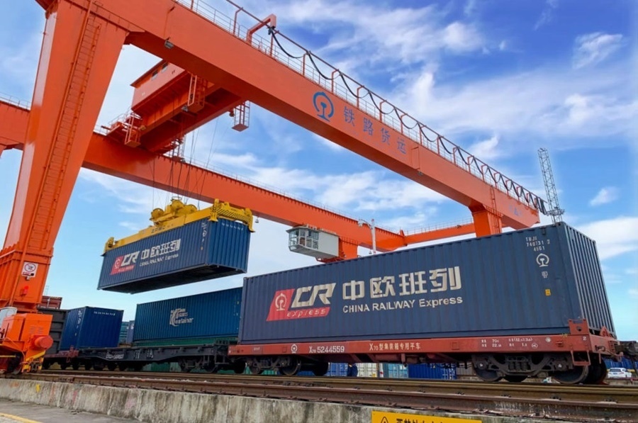 2022年4月29日，在鐵路合肥北站物流基地集裝箱作業(yè)區(qū)，龍門吊吊裝準備發(fā)運的中歐班列集裝箱。