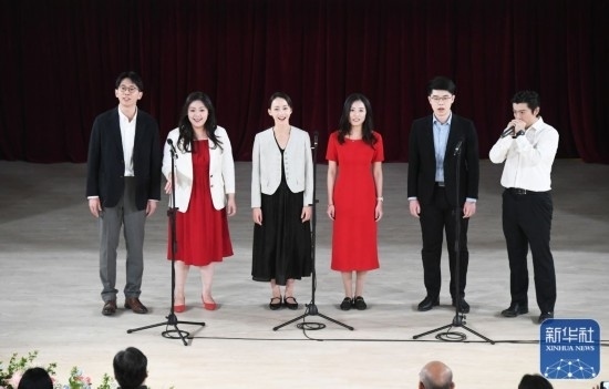 3月21日，國(guó)家開發(fā)銀行阿卡貝拉合唱團(tuán)在音樂會(huì)上演出。新華社記者 任超 攝