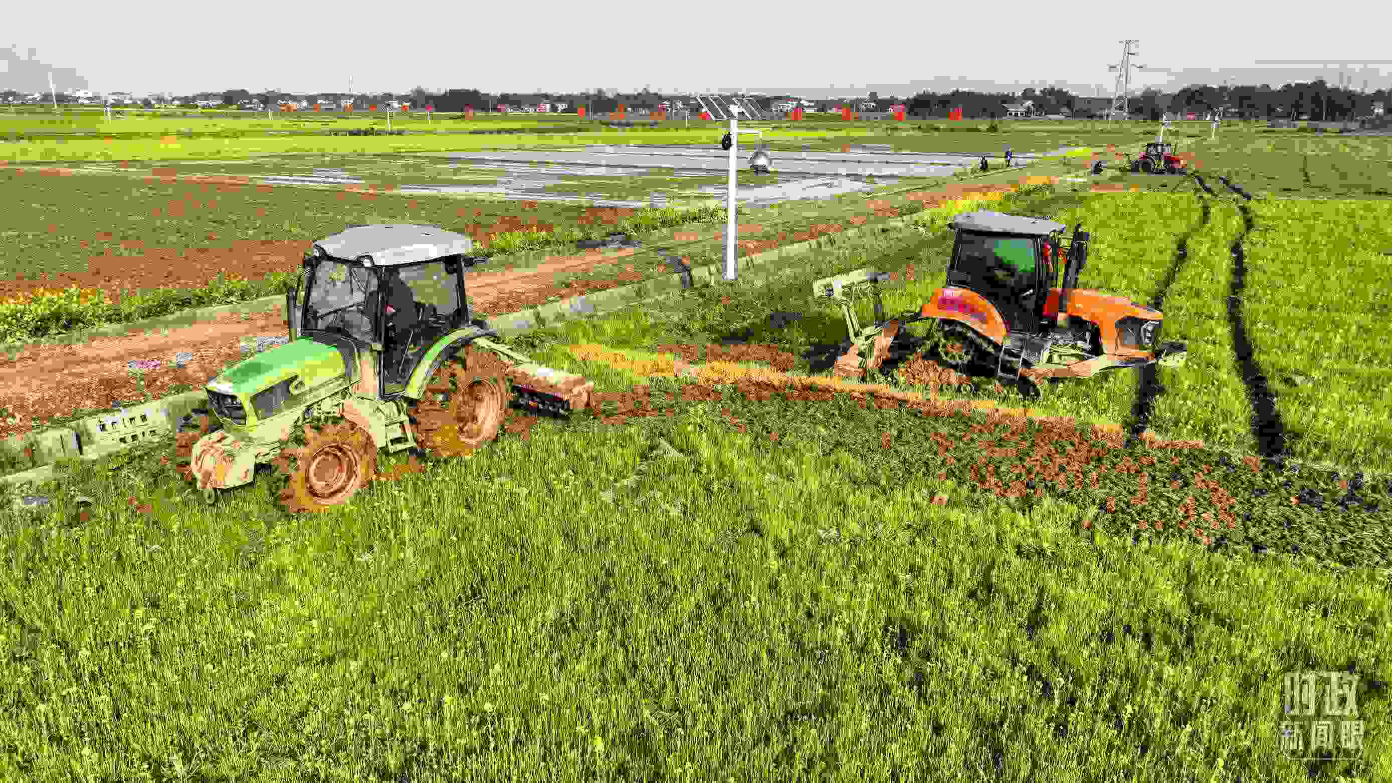 △位于港中坪村的糧食生產(chǎn)萬畝綜合示范片區(qū)，春耕備耕生產(chǎn)繁忙。（總臺央廣記者潘毅拍攝）