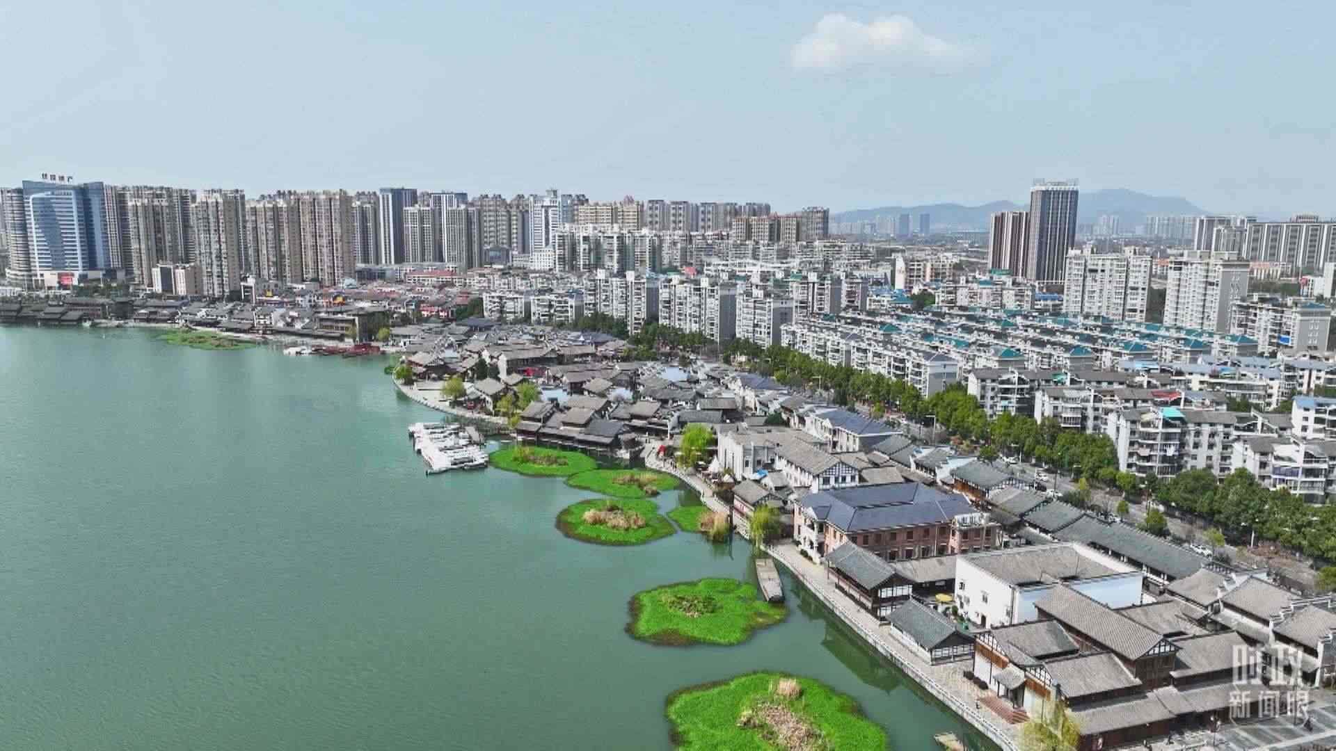 △沅江江畔，常德河街與現(xiàn)代建筑交相輝映。（總臺央視記者范凱拍攝）