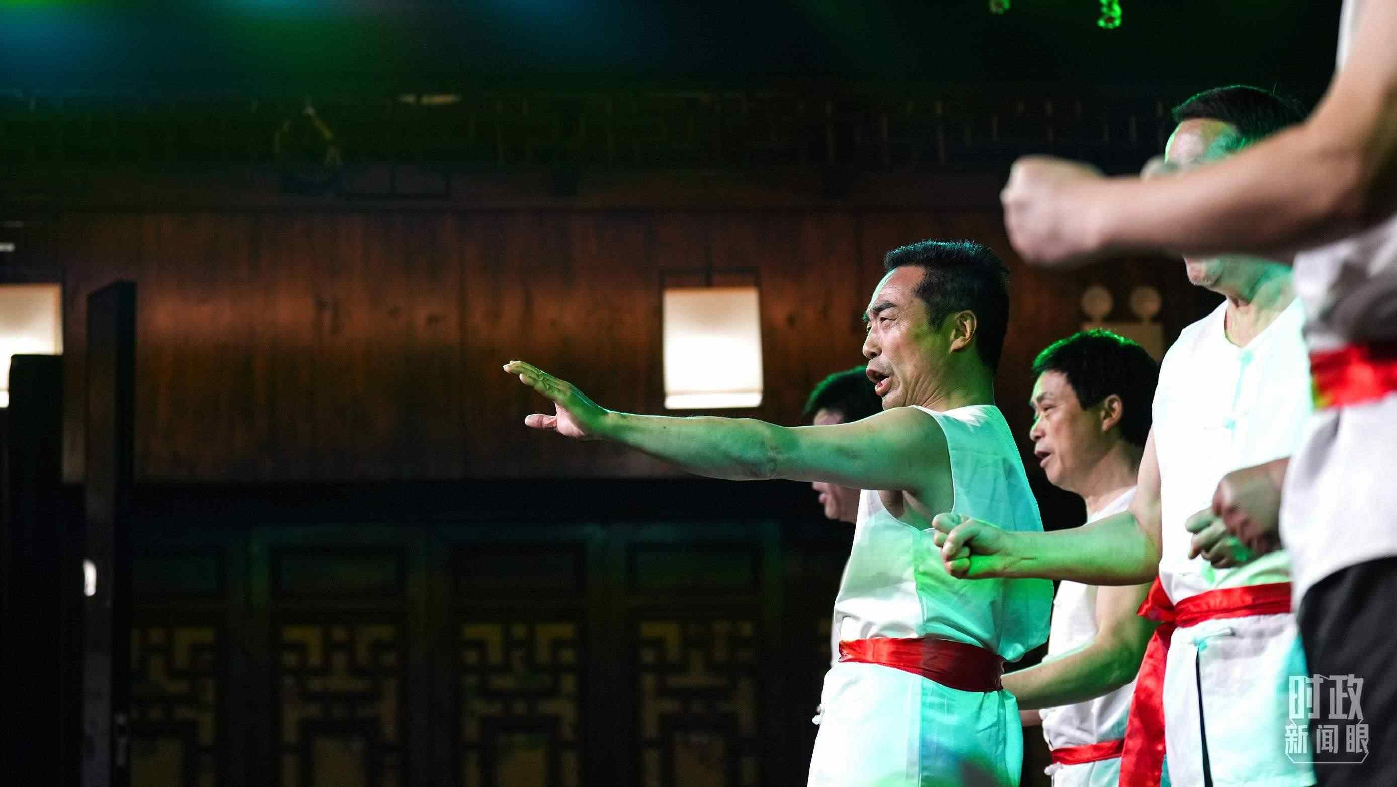 △常德河街，鴛鴦走馬樓上演常德高腔《穆桂英掛帥》和澧水船工號子。（總臺央視記者許永松、國廣記者李晉拍攝）