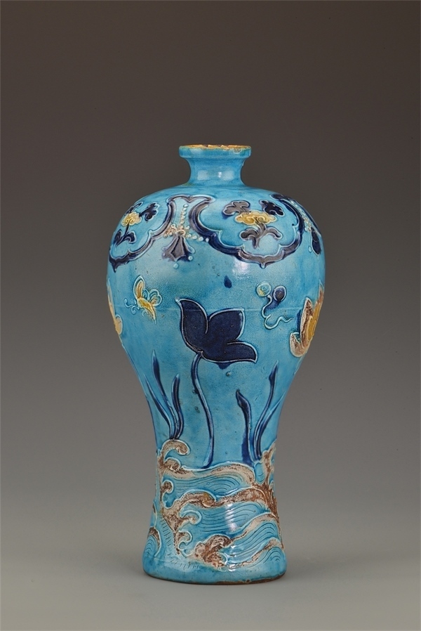 一號沉船出水的琺華彩蓮紋梅瓶。中國文物報社供圖