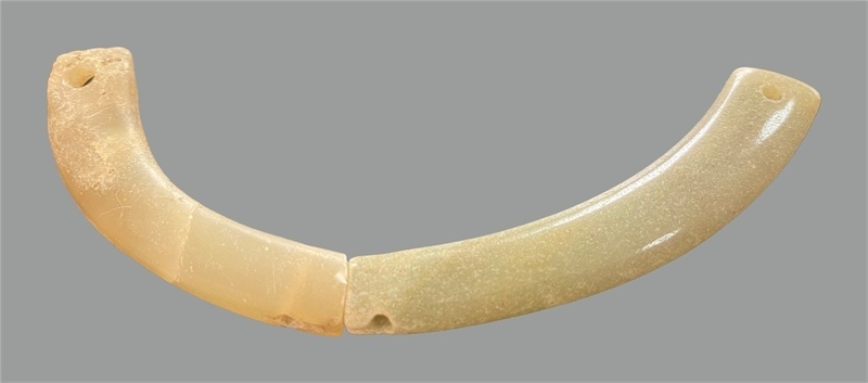 馬家浜文化晚期玉璜。中國(guó)文物報(bào)社供圖