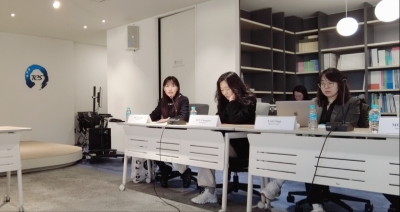 記者（左一）在交流活動(dòng)上，以加強(qiáng)中日韓三國(guó)經(jīng)濟(jì)合作、增進(jìn)三國(guó)民眾相互理解為主題發(fā)表演講。權(quán)小星攝