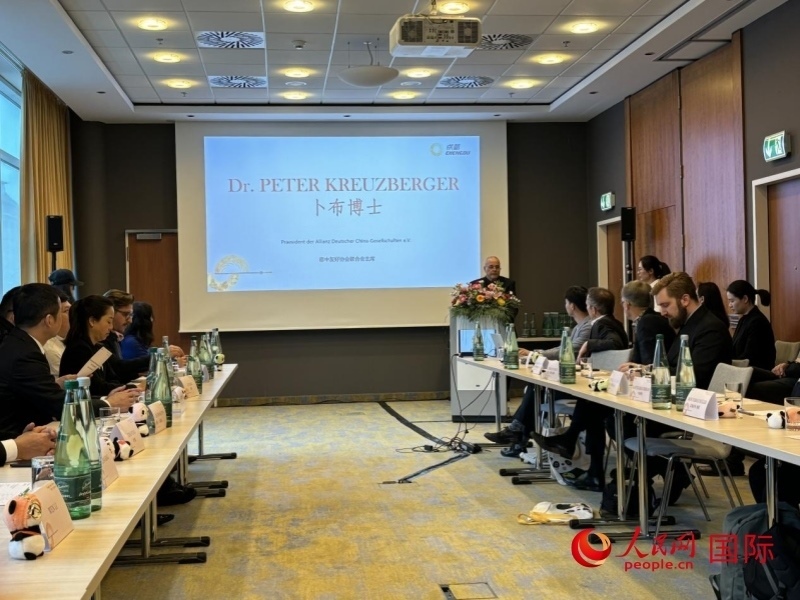 在成都文化旅游（柏林）推介座談會(huì)上，德中友好協(xié)會(huì)聯(lián)合會(huì)主席卜布致辭。人民網(wǎng)記者張慧中攝