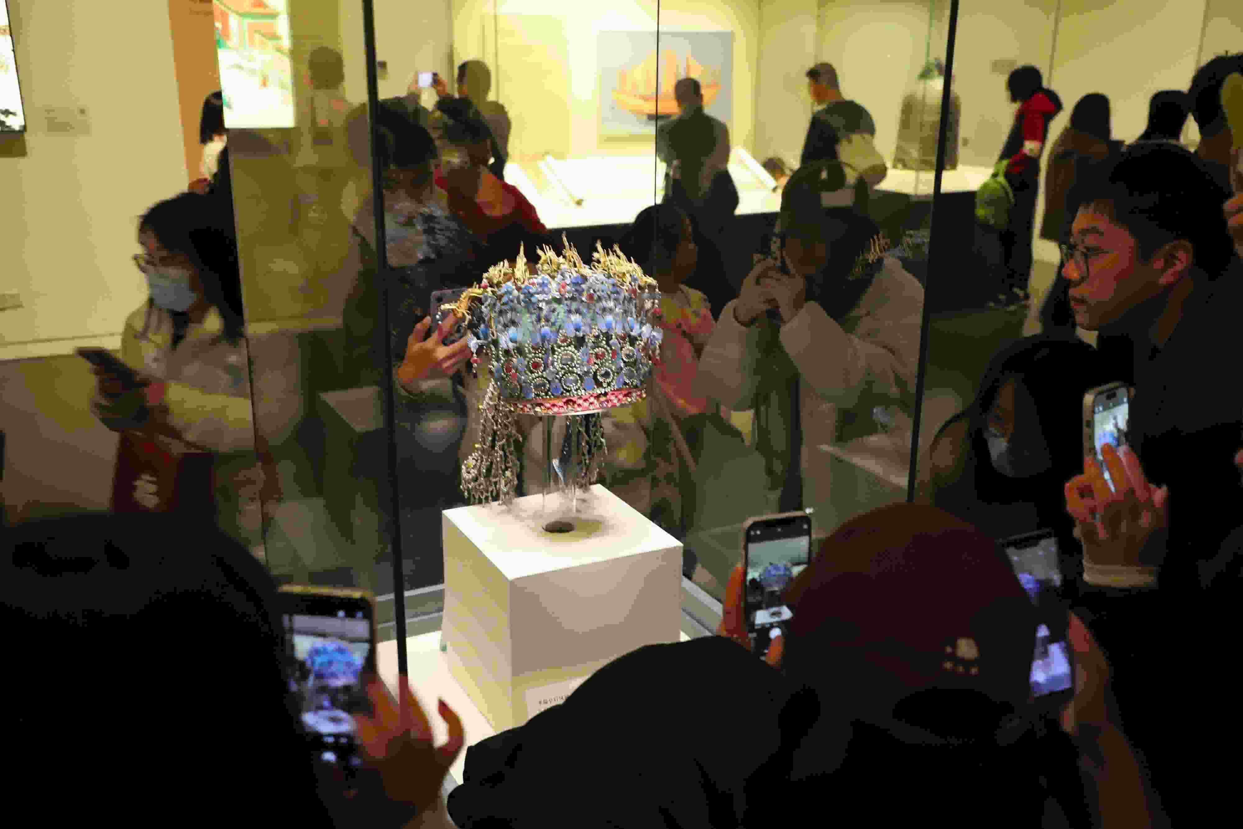 △ 2024年3月9日，北京，中國國家博物館，來自天南海北的游客在參觀藏品。