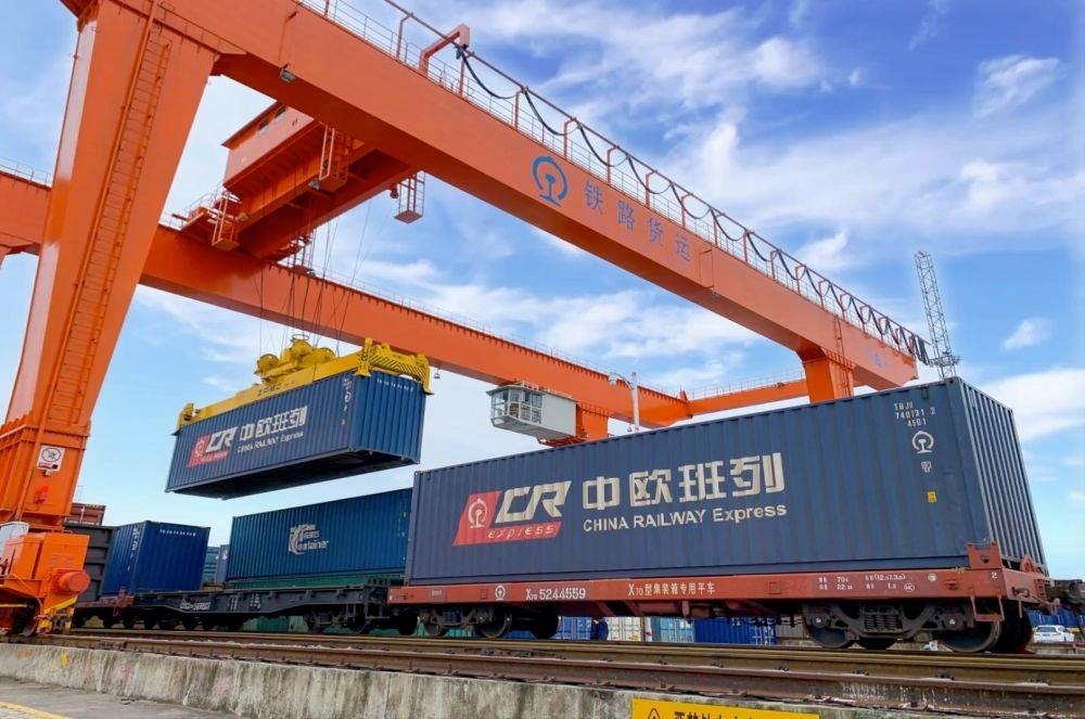 △2022年4月29日，在安徽合肥北站物流基地集裝箱作業(yè)區(qū)，準(zhǔn)備發(fā)運的中歐班列集裝箱。