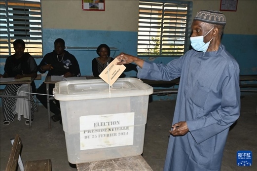 3月24日, 選民在塞內(nèi)加爾首都達(dá)喀爾的一處投票站投票。新華社發(fā)（登巴·蓋伊攝）