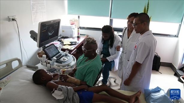 3月4日，在多米尼克羅索的中多友誼醫(yī)院，援多醫(yī)療隊成員、南方醫(yī)科大學第五附屬醫(yī)院心血管內(nèi)科主治醫(yī)師駱志鵬與當?shù)蒯t(yī)生共同診療。新華社記者 王朝 攝
