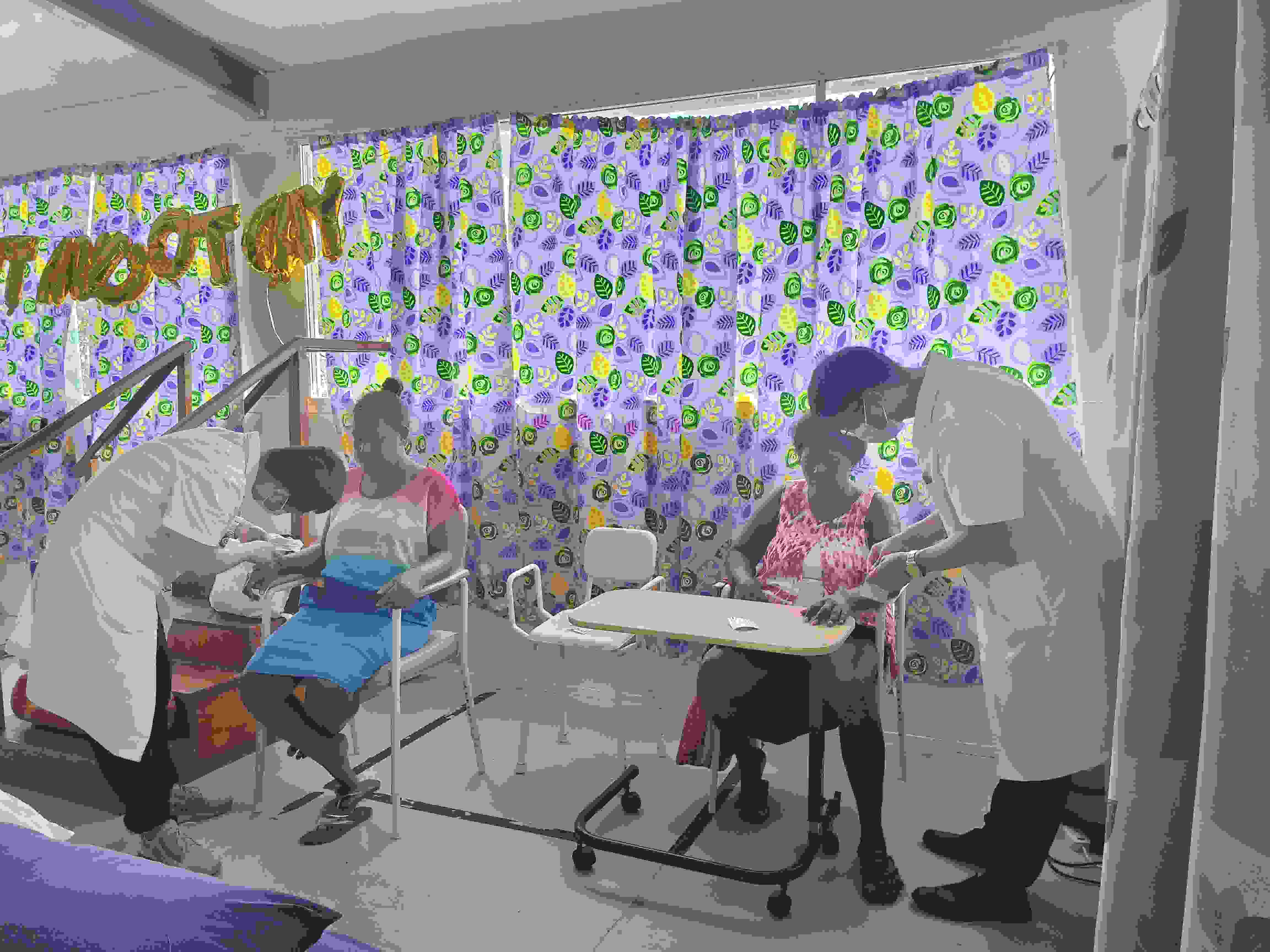 2023年7月3日，中國援助所羅門群島醫(yī)療隊(duì)針灸大夫在所羅門群島首都霍尼亞拉國家轉(zhuǎn)診醫(yī)院為患者治療。