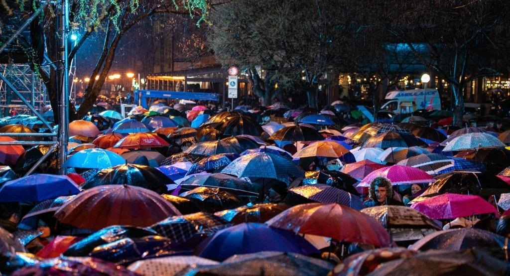 3月24日，在塞爾維亞南部城市普羅庫普列，人們參加北約轟炸南聯(lián)盟遇難者悼念儀式。新華社發(fā)（王韡攝）