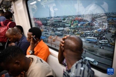 2月28日，在尼日利亞拉各斯，人們乘坐輕軌藍(lán)線列車。新華社記者 韓旭 攝