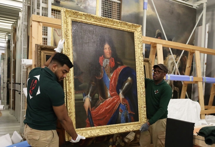  2024年3月11日，在法國巴黎近郊的凡爾賽宮，工作人員準備打包油畫《路易十四戎裝像》。在2024年中法建交60周年暨中法文化旅游年之際，凡爾賽宮和故宮博物院將于4月至6月在故宮共同舉辦“凡爾賽宮與紫禁城”展覽。凡爾賽宮工作人員將70余件法方展品打包裝箱，計劃在不久之后將其運往北京。新華社記者 高靜 攝