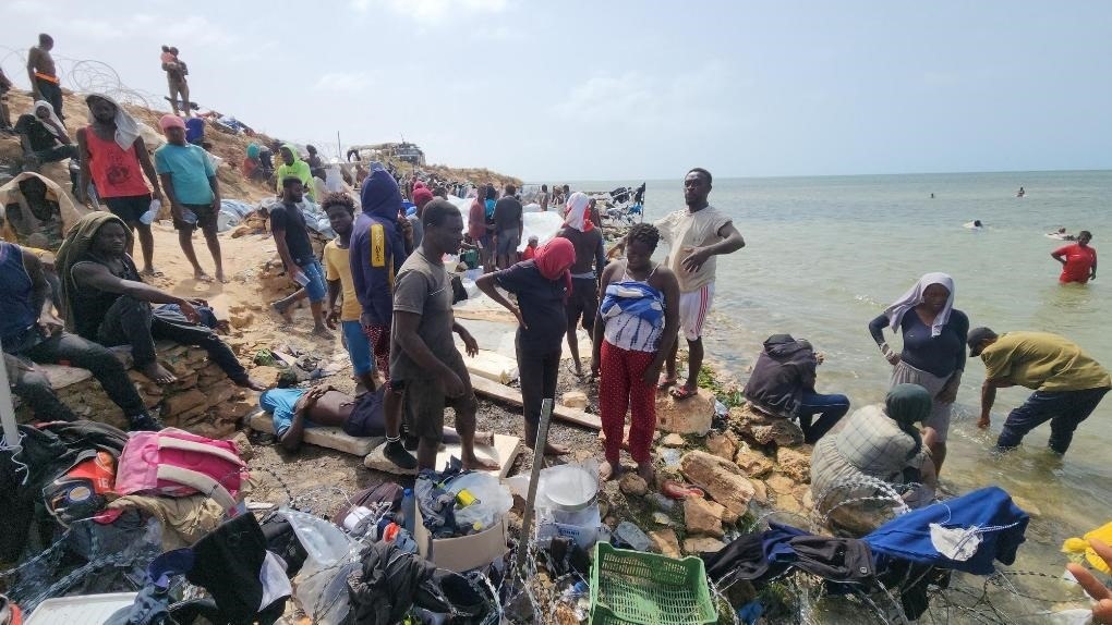 2023年7月26日，在突尼斯與利比亞邊境的艾季迪爾角，眾多移民滯留在地中海海岸邊。新華社發(fā)（哈姆扎·圖爾基亞攝）