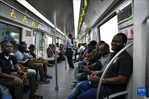 2月28日，在尼日利亞拉各斯，人們乘坐輕軌藍(lán)線列車。新華社記者 韓旭 攝