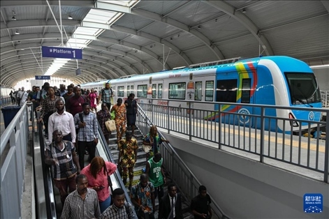 2月28日，在尼日利亞拉各斯，人們在輕軌藍(lán)線碼頭站下車出站。新華社記者 韓旭 攝