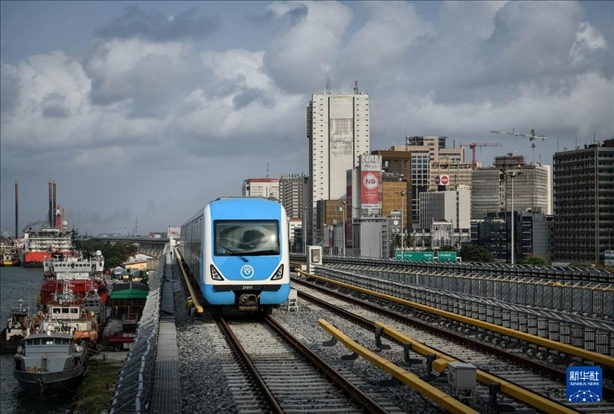 這是2月28日在尼日利亞拉各斯拍攝的一列輕軌藍(lán)線列車。新華社記者 韓旭 攝