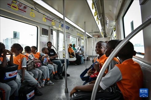 2月28日，在尼日利亞拉各斯，一所小學(xué)的學(xué)生們體驗(yàn)乘坐輕軌藍(lán)線列車。新華社記者 韓旭 攝