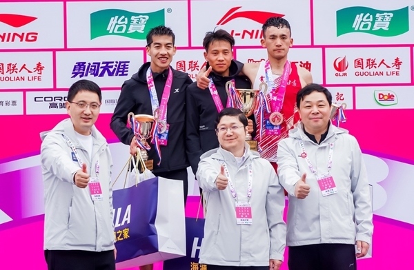 無錫市人民政府副秘書長顧文龍，無錫市體育局黨組書記、副局長楊宇華，海瀾集團黨委副書記、副總裁江南共同為全國馬拉松錦標賽（第一站）男子組前3名頒獎。受訪者供圖