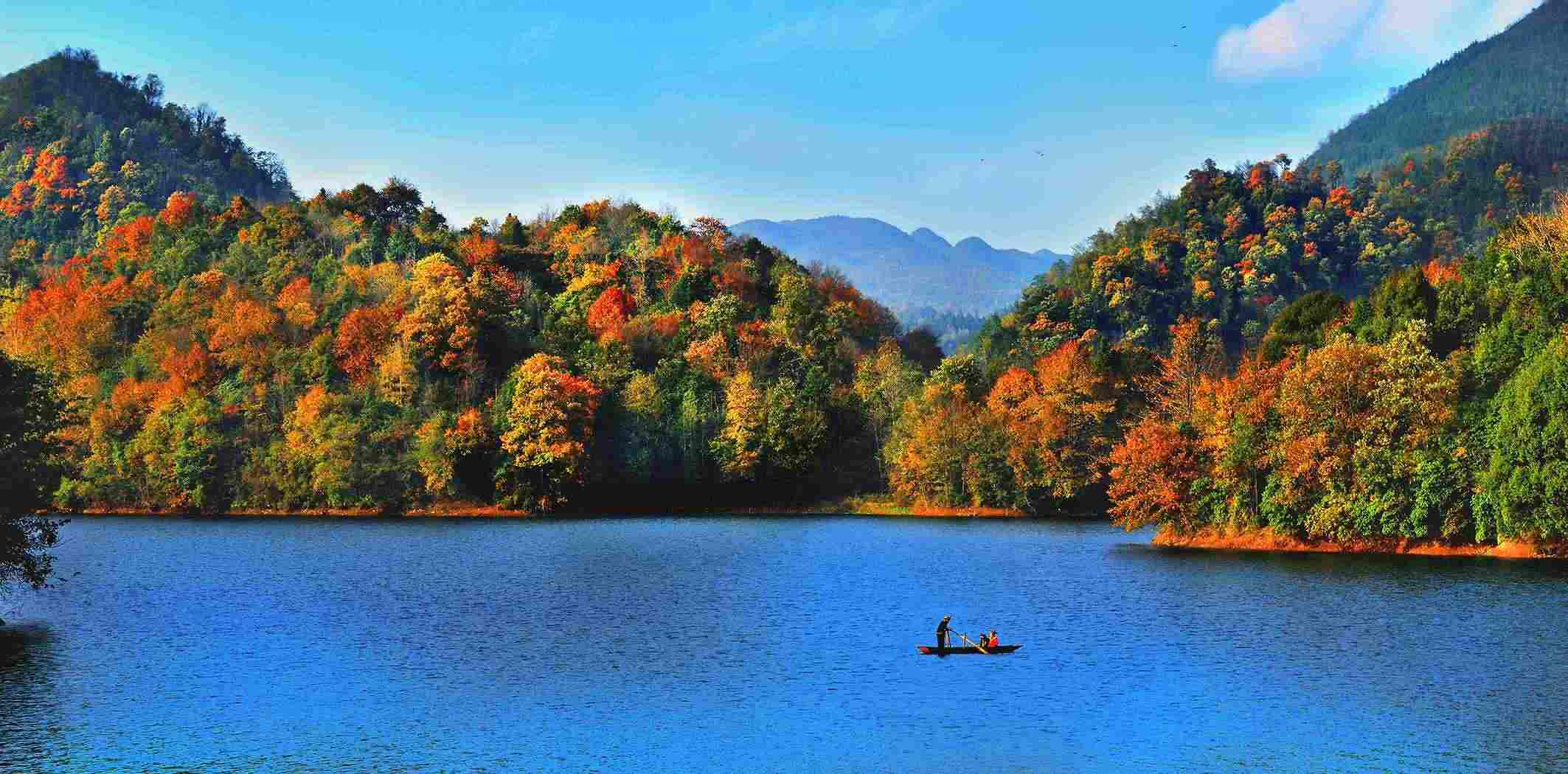 百里杜鵑湖好風(fēng)光。羅冠宇 攝