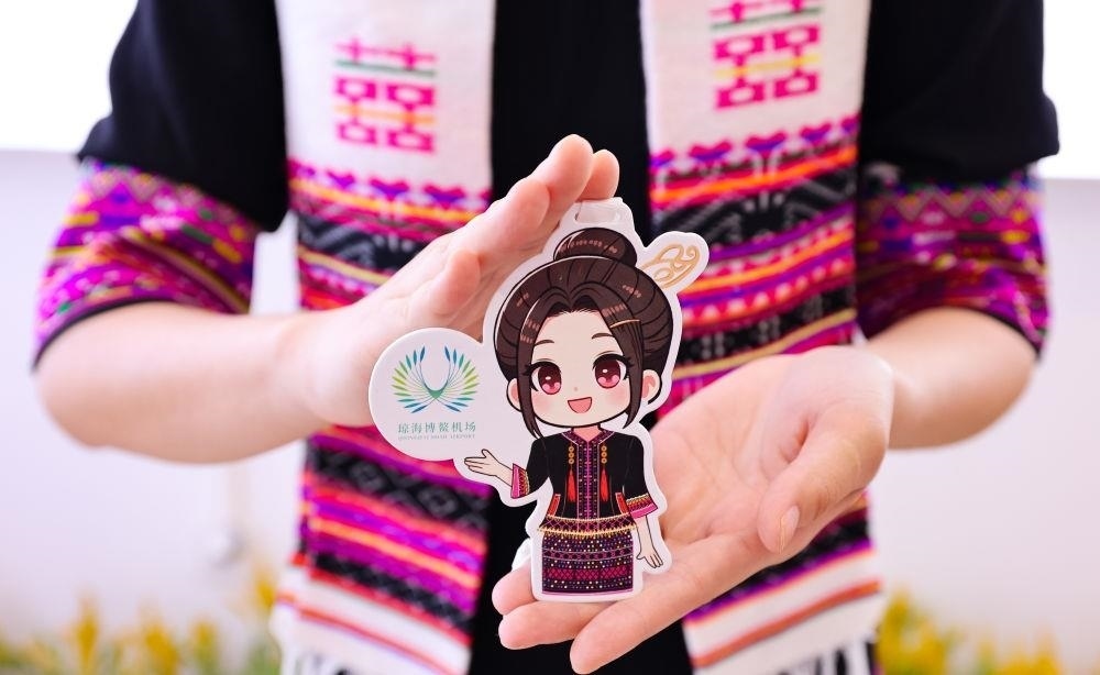 △2024年3月22日，博鰲機場工作人員展示“博鰲香”香氛卡片。