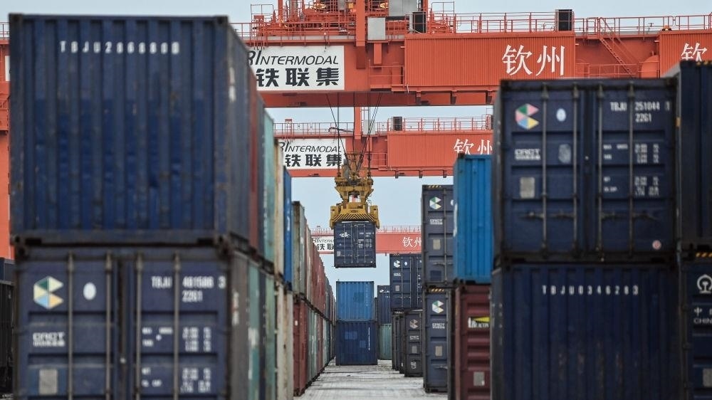 △2023年5月11日，在廣西欽州鐵路集裝箱中心站，塔吊在下卸集裝箱。近年來，在RCEP政策紅利推動下，中國與東盟產(chǎn)業(yè)合作不斷深化，助力區(qū)域經(jīng)濟發(fā)展。