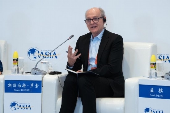 3月27日，《人工智能：現(xiàn)代方法》作者、加州大學(xué)伯克利分校計(jì)算機(jī)科學(xué)系教授斯圖爾特·羅素在分論壇上發(fā)言。新華社記者 曹夢(mèng)瑤 攝