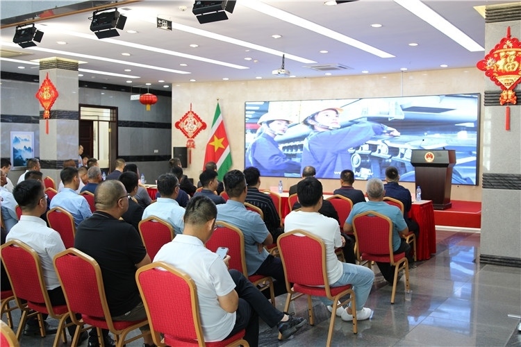 當(dāng)?shù)貢r(shí)間3月26日下午，中國(guó)品牌重型機(jī)械、載重車輛宣傳推介會(huì)在中國(guó)駐蘇里南大使館舉行。圖為宣介會(huì)現(xiàn)場(chǎng)。中國(guó)駐蘇里南大使館供圖